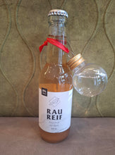 Lade das Bild in den Galerie-Viewer, Raureif Verjus & Vogelbeere Erfrischungsgetränk 250ml + Christbaumkugel mit 4cl Fernet Hunter ODER Raureif Verjus & Quitte Erfrischungsgetränk 250ml + Christbaumkugel mit 4cl Gin