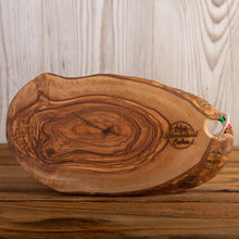 Lade das Bild in den Galerie-Viewer, Olivenholzbrett ca. 30x18x2cm
